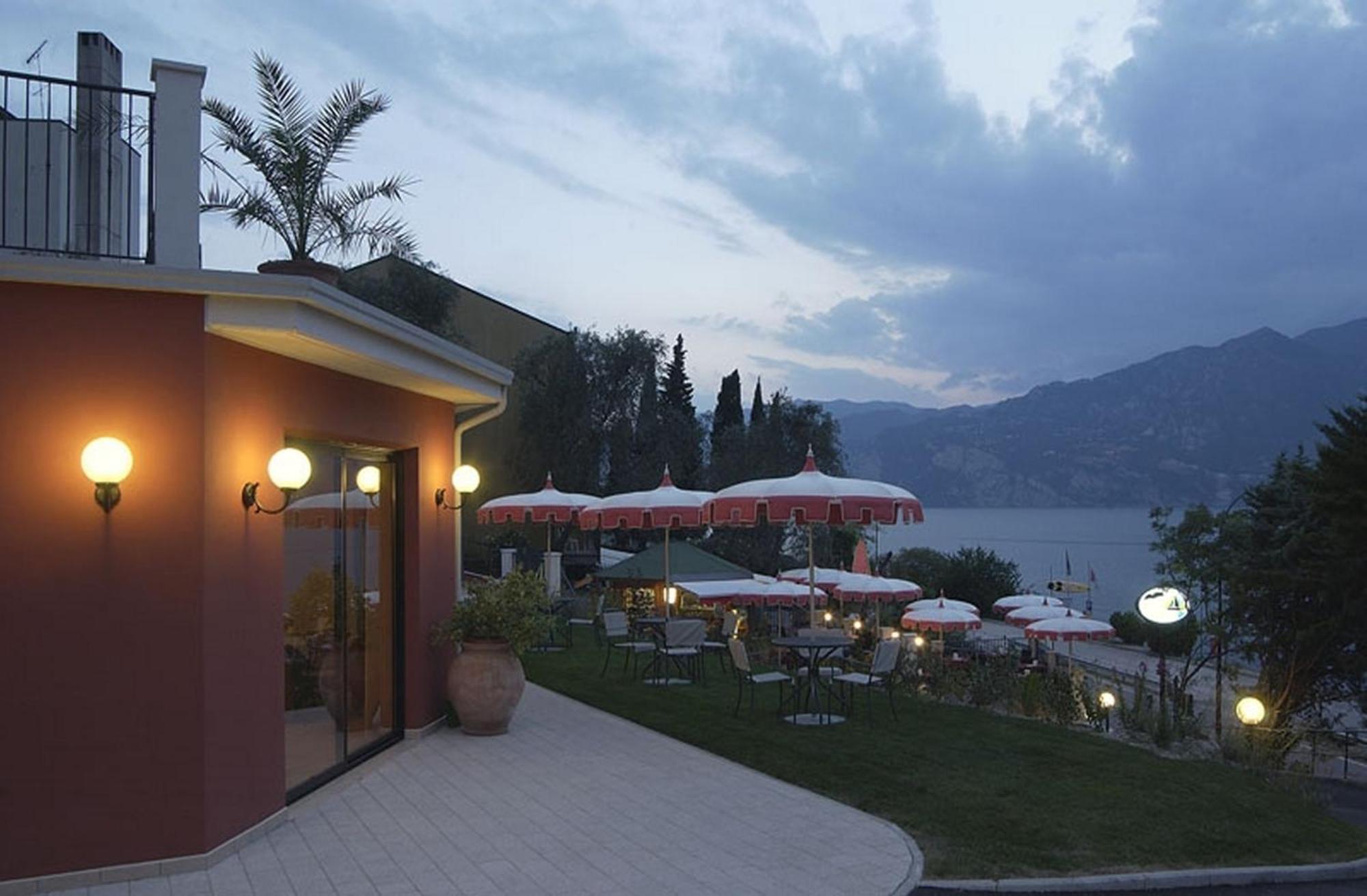 Hotel Oasi Beach Malcesine Buitenkant foto