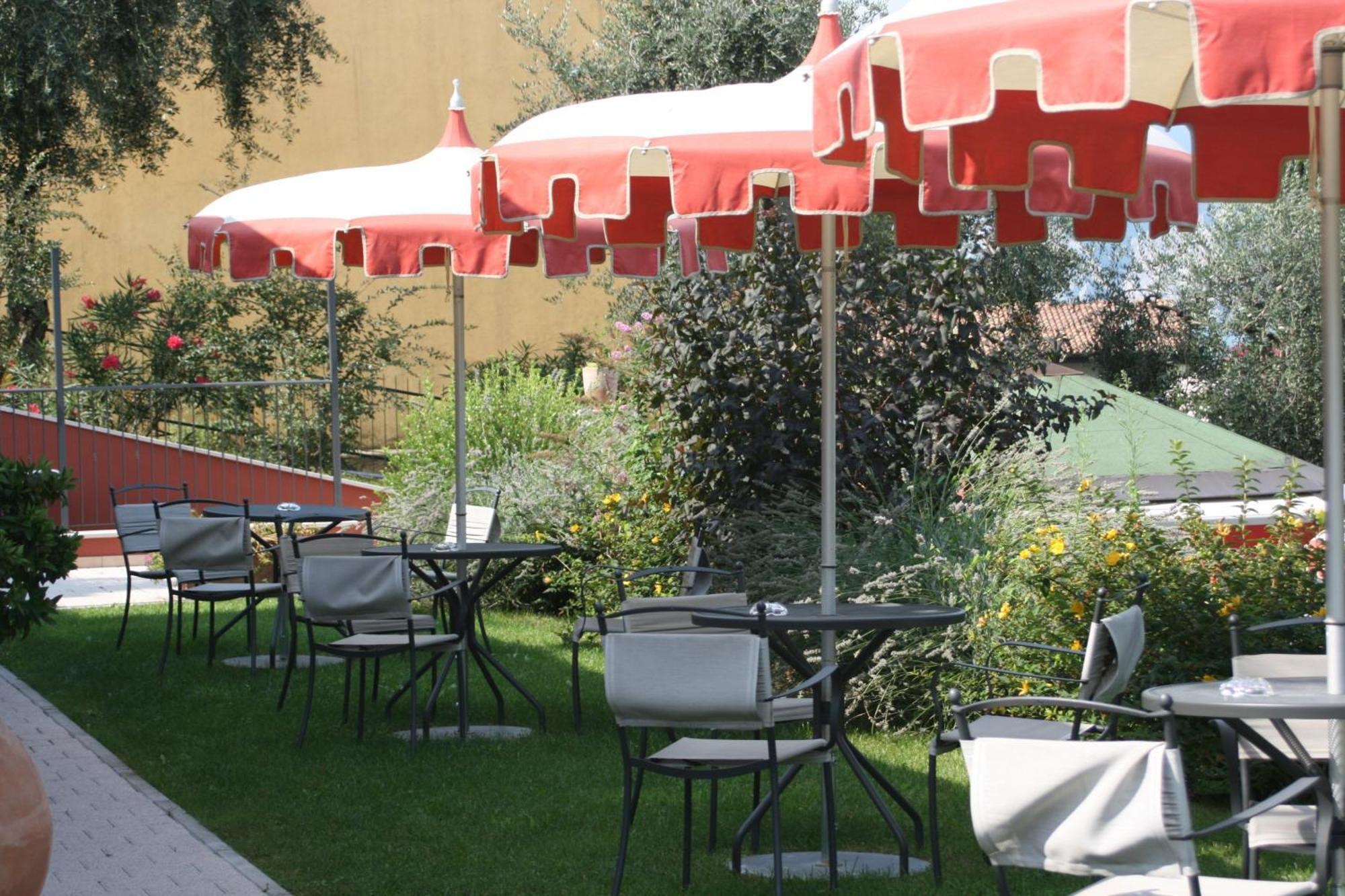 Hotel Oasi Beach Malcesine Buitenkant foto