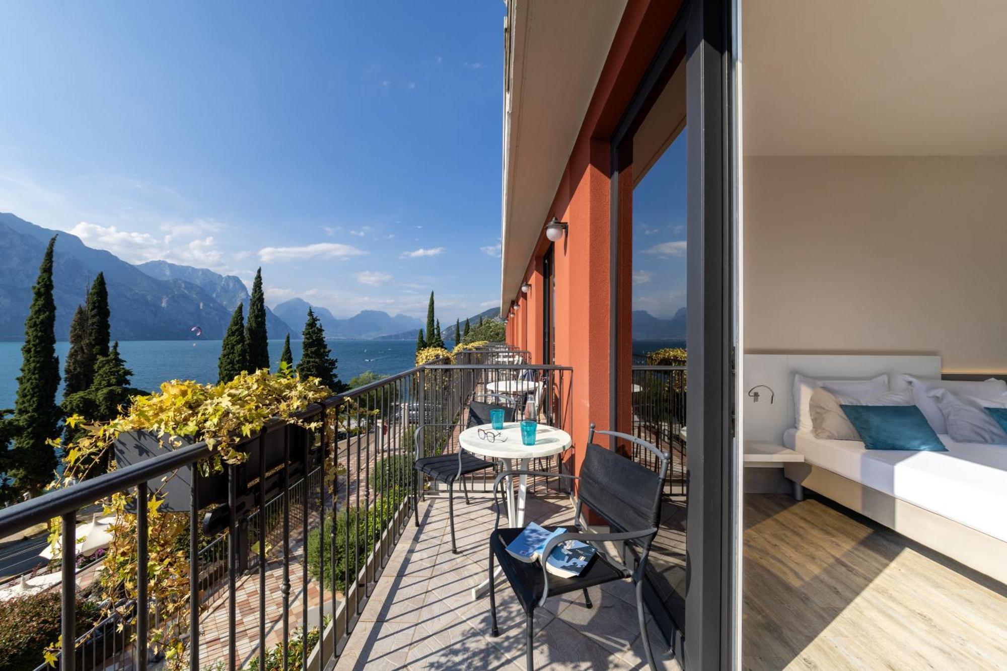 Hotel Oasi Beach Malcesine Buitenkant foto